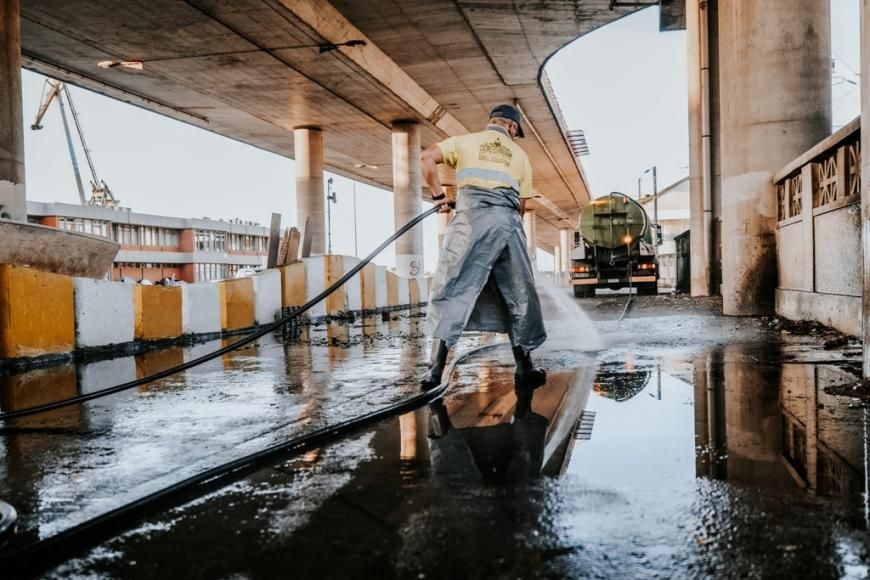 Lavagens no viaduto da Av. Infante D. Henrique (Sta. Apolónia)